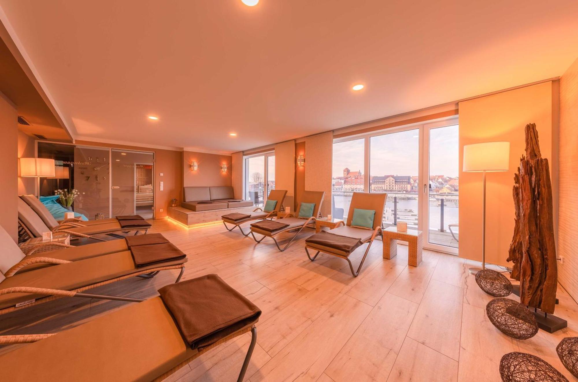 Mueritz Utkiek - Apartment Mit Seeblick & Balkon In Der Hafenresidenz Waren  Exterior foto
