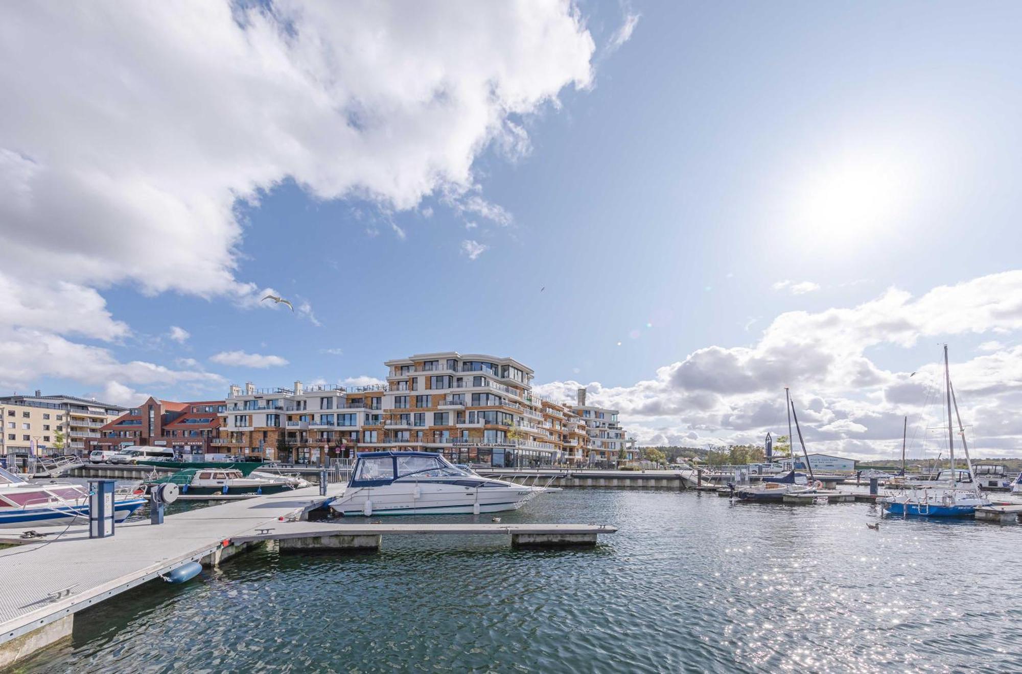 Mueritz Utkiek - Apartment Mit Seeblick & Balkon In Der Hafenresidenz Waren  Exterior foto